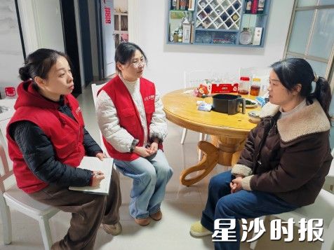 学府佳境小区党支部书记方希（左一）、楼栋长庄美（左二）在居民家中走访，收集电梯更新建议和意见。