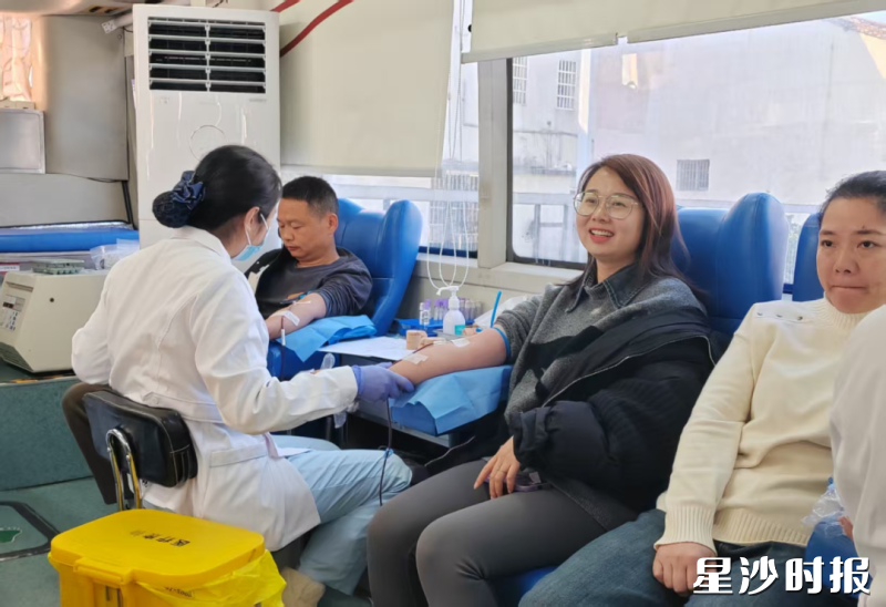 一滴滴承载着生命希望的血液流入血袋，汇聚成守护健康的温暖力量。均为长沙卫健局供图