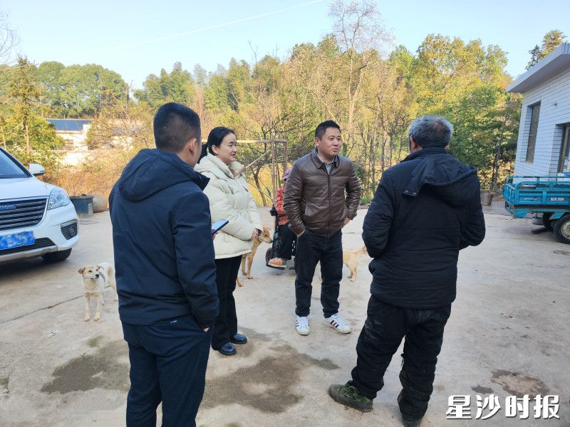 陈晚霞（左二）和李景平（左三）前往刘仲平家进行走访，了解生活情况。安沙镇供图