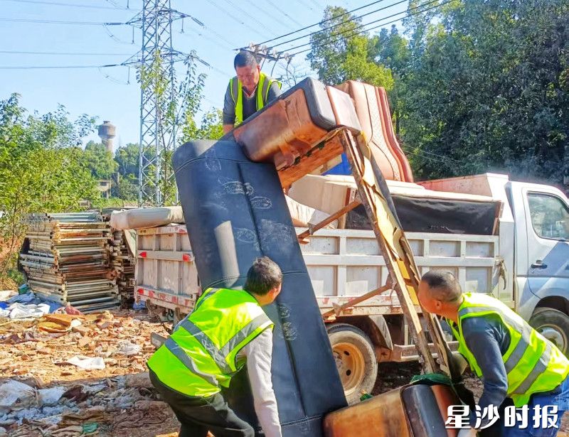 泉塘街道组织相关人员在长榔路泰兴大院附近清理堆物。均为县文明办供图