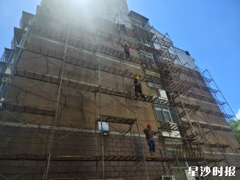 长沙县星沙街道星邮小区改造现场。