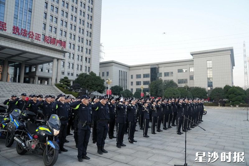 警员们面向警旗庄严敬礼。