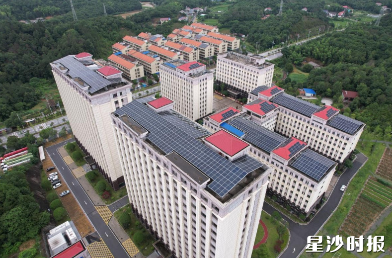 在屋顶之上，光伏板汇聚太阳能转化为清洁电能。 星城集团供图