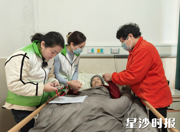 评估机构工作人员上门对老人进行评估。星城集团供图 评估机构工作人员上门对老人进行评估。星城集团供图