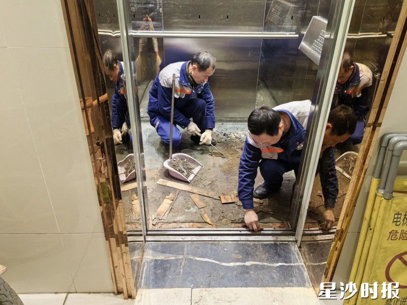 物业服务人员维护电梯。 物业服务人员维护电梯。