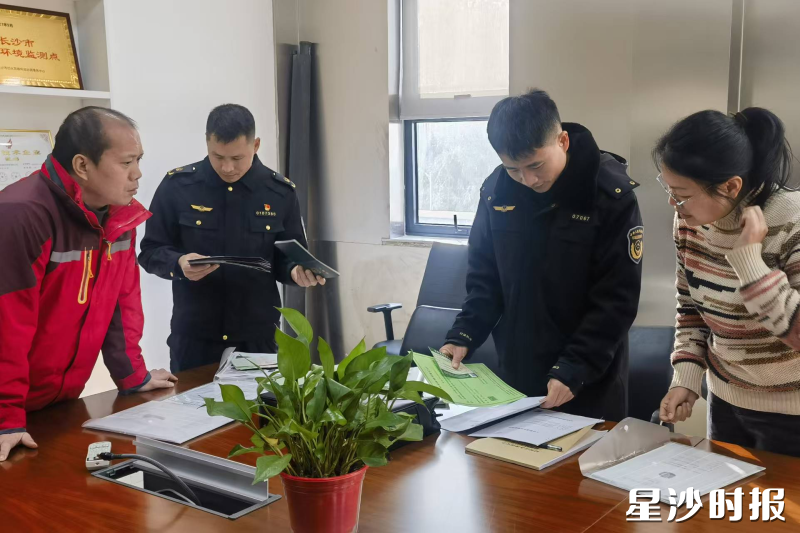 工作人员开展“点对点”精准指导。均为长沙县市场监管局供图