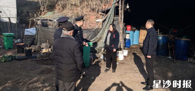 工作人员了解潲水油黑窝点情况。黄花镇供图