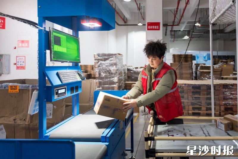 拙燕仓跨境供应链管理有限公司仓库,实现了“同仓共储”“同包发货”。均为刘思源 摄 拙燕仓跨境供应链管理有限公司仓库,实现了“同仓共储”“同包发货”。均为刘思源 摄