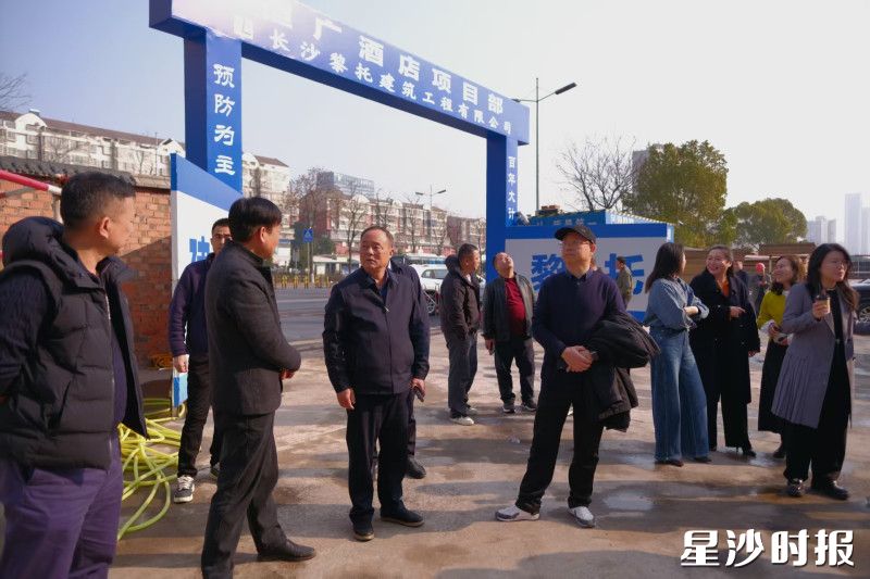 代表们听取项目规划与建设进展汇报。刘宇 摄