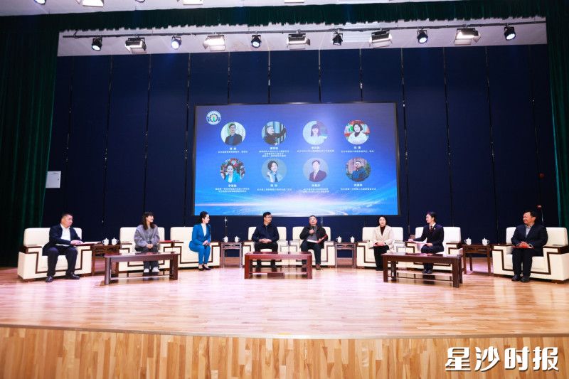 在“家校社协同育人论坛”环节,与会代表展开深度对话。县教育局供图 在“家校社协同育人论坛”环节,与会代表展开深度对话。县教育局供图