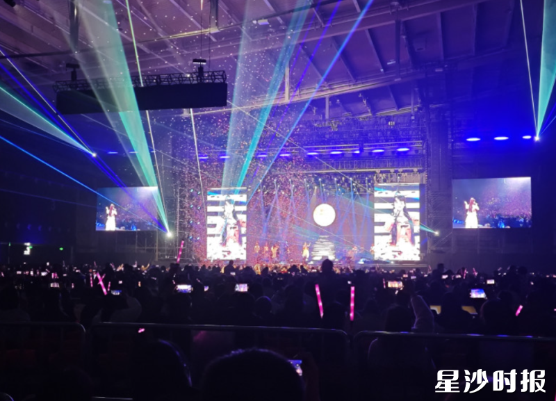 孟庭苇带来40余首经典金曲，近万名观众在清澈空灵的旋律中重温青春记忆。吴婉沁 摄