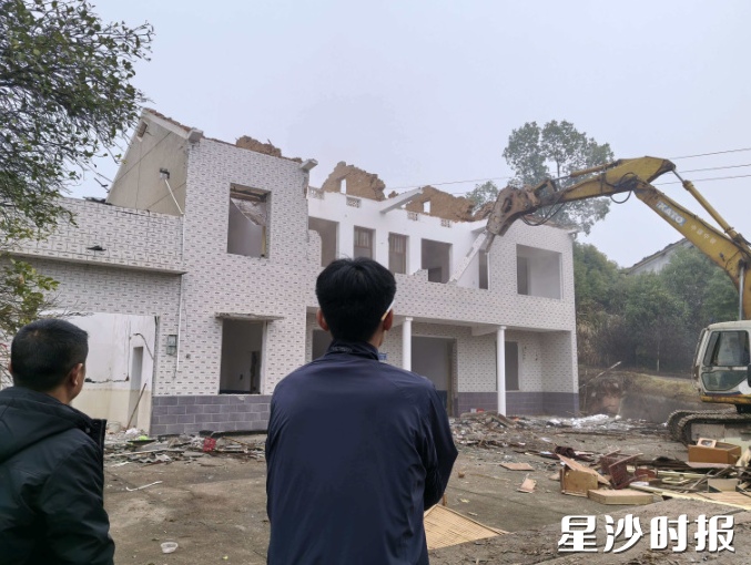 图为黄花镇G4工程首栋房屋拆除现场。均为黄花镇供图