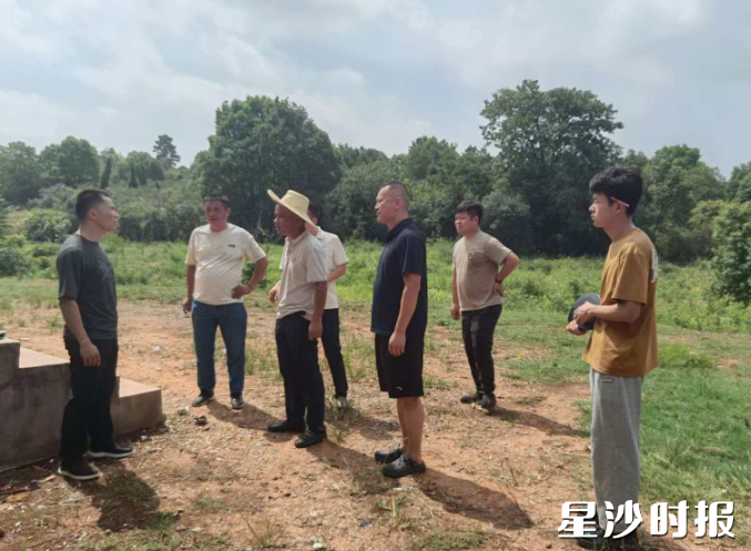 图为黄花镇G4项目施工现场工作会议，为村民解读具体问题。