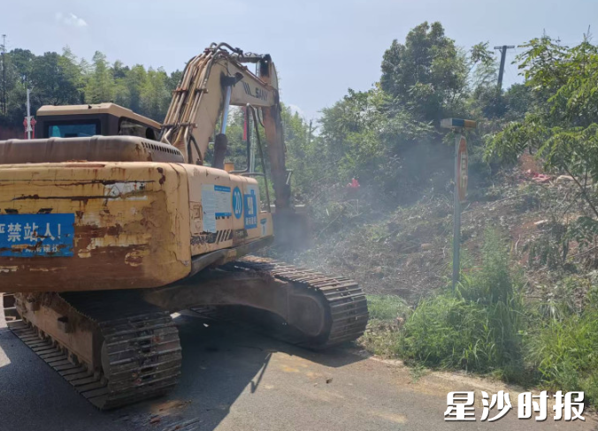 图为黄花镇G4项目先行用地交付后，施工设备进场准备施工。