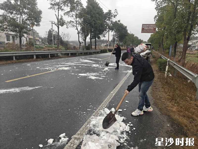 村干部和应急队员冒着严寒,在桥梁、陡坡等重点路段撒布工业盐、铺设麻袋,预防道路结冰。金井镇供图