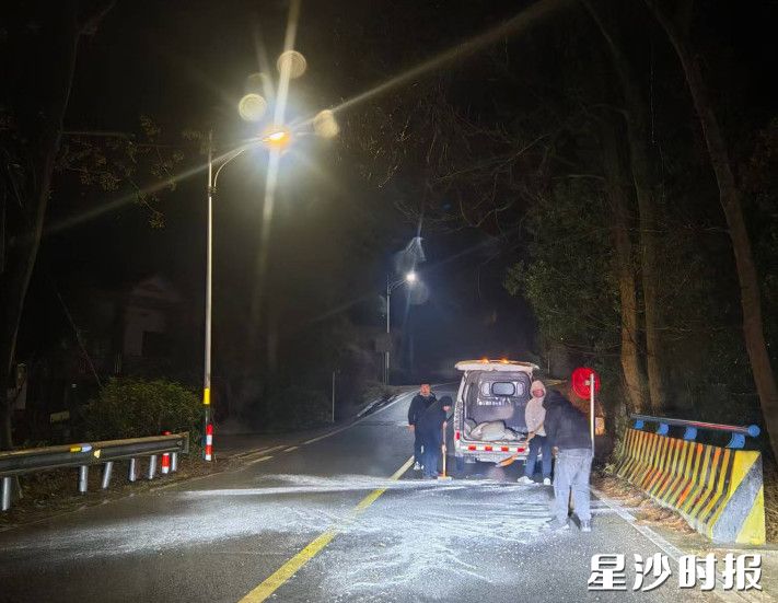 开慧镇各村社区积极提前预撒工业盐,防止路面结冰。开慧镇供图