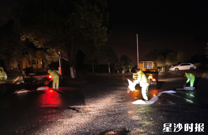 长龙街道对辖区桥梁、坡道、风口、学校周边等易结冰路段提前进行撒盐作业。长龙街道供图