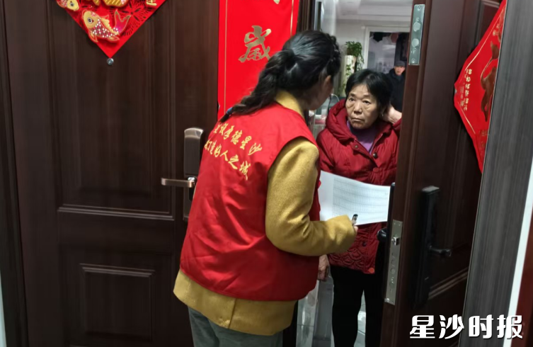 湘龙街道工作人员与志愿者走访入户，面对面讲解安全常识。