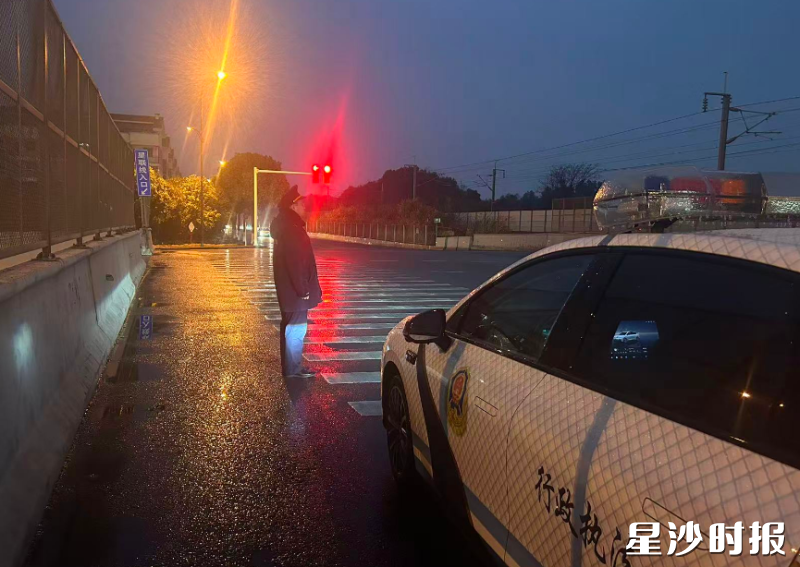 湘龙行政执法队巡查桥梁结冰情况。