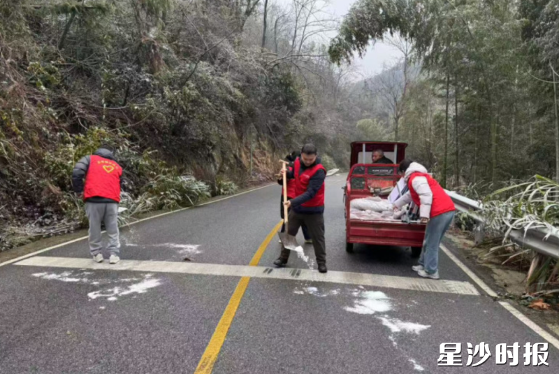 清扫现场。高桥镇供图