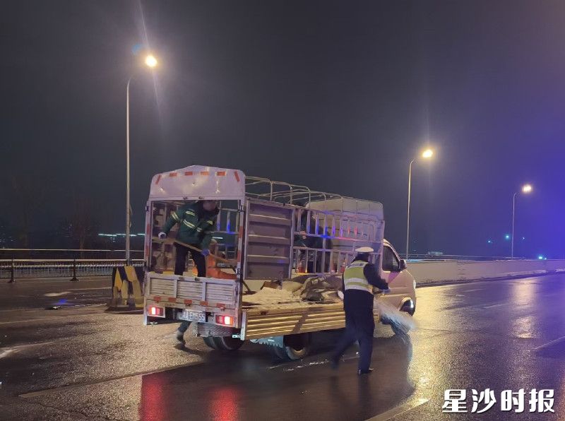 黄兴中队联合城管部门连夜开展撒盐作业。县公安局交通管理大队供图