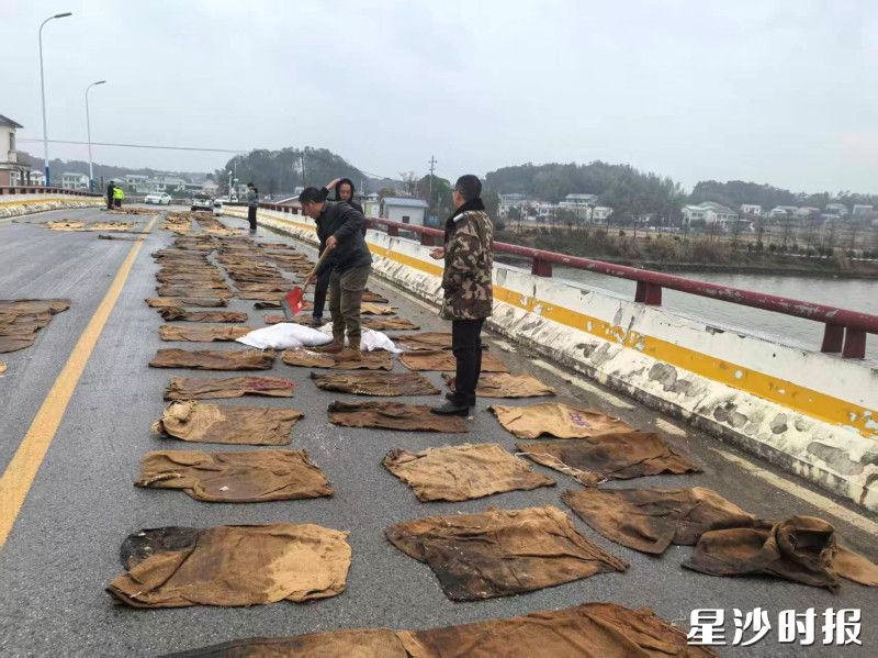 青山铺中队联合镇街对桥梁进行采取防冰冻措施。均为县交通运输局供图