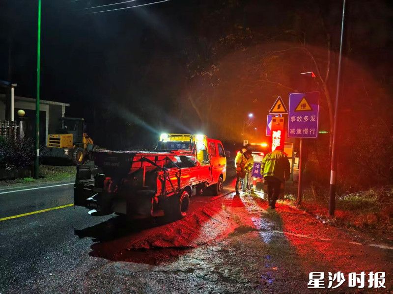 路口中队值班人员摆放安全警示牌。