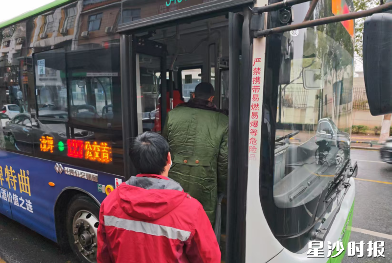 在县救助站工作人员帮助下，一名湖北籍受助男子踏上归途。均为县民政局供图