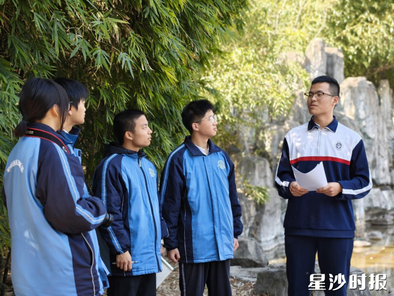 图为学生实地调查，对周边植被情况进行统计。