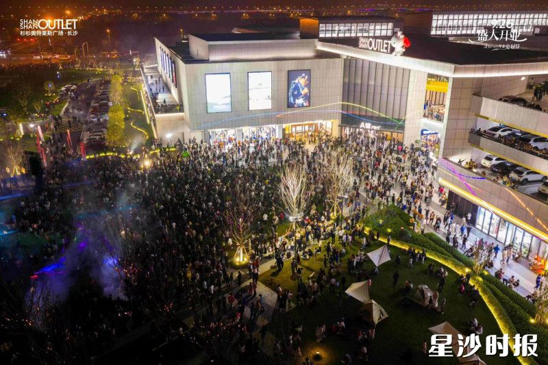 杉杉奥莱夜晚游客如织。黄兴镇供图