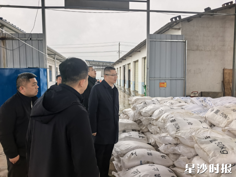 黄兴镇查看应急储备物资。 黄兴镇查看应急储备物资。