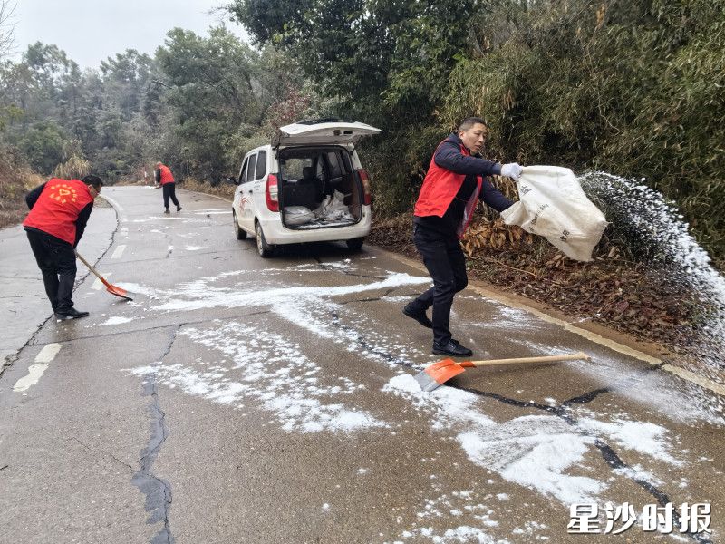 面对冰雪天气，安沙镇三合社区第一时间组织工作人员，对辖区内各主干道重点坡段开展撒盐作业，降低路面结冰风险。
