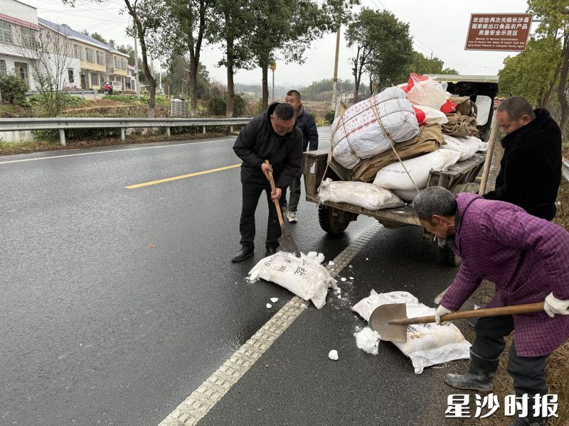 金井镇观佳村未“雪“绸缪，在桥梁、陡坡等重点路段撒布工业盐、铺设麻袋，预防道路结冰。