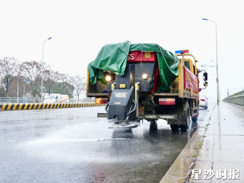 县城管局市政应急维护队组织在城区道路结冰处进行撒盐除冰。