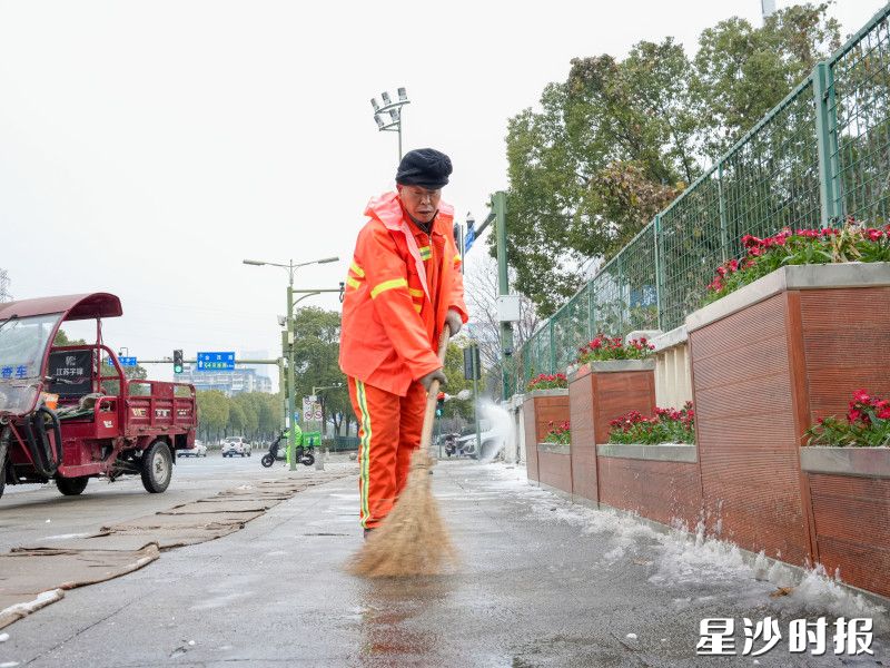环卫工人在星沙大道医院附近路段最早清理积雪冰层，用实干为市民出行保驾护航。