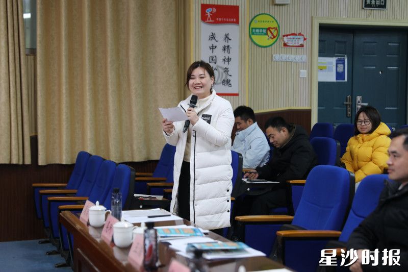 图为现场互动环节,家长积极交流。 图为现场互动环节,家长积极交流。