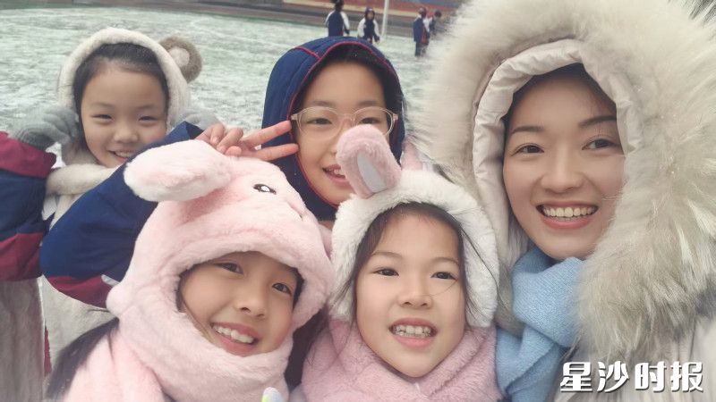 长沙市华夏学校班主任带着学生下楼玩雪，做不扫兴的老师。均为学校供图