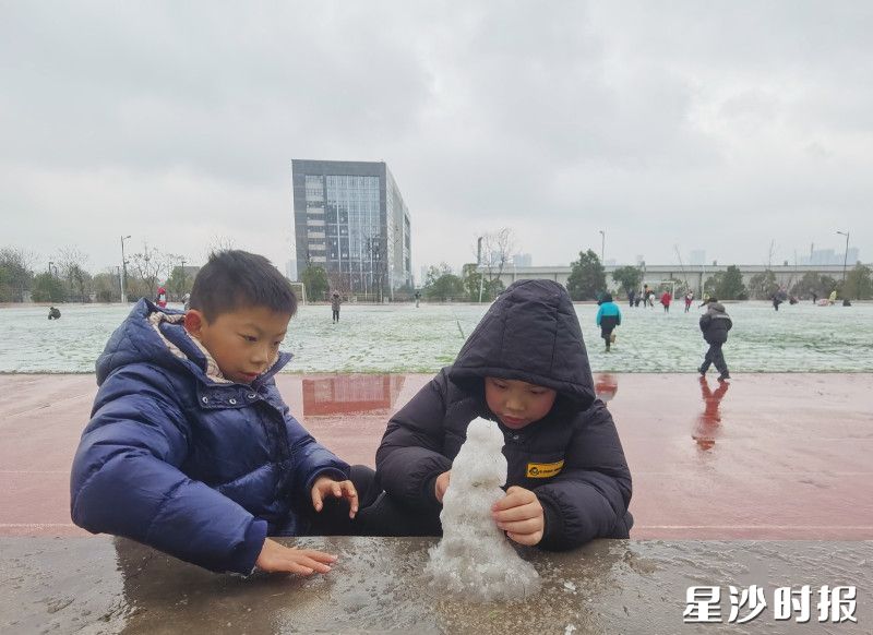 长沙市泉星第二小学2026年的第一个雪人“泉小星”诞生啦！哪怕只是雪籽，在孩子眼中也是冬天的魔法。