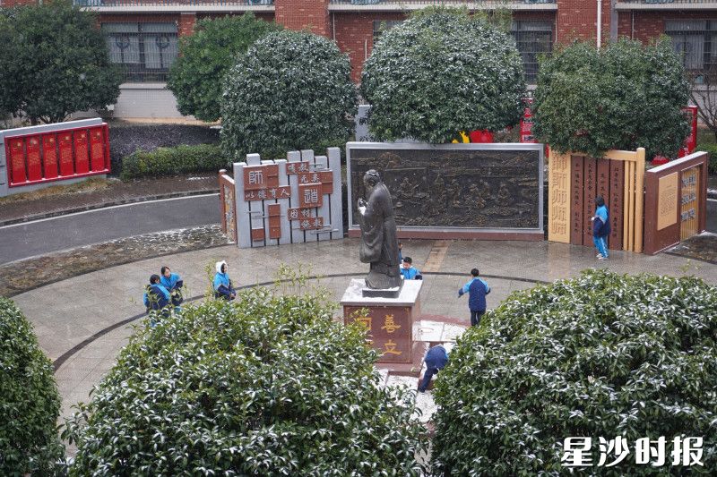 长沙市泉塘中学的孔子像广场上，少年们化身“雪中侠客”，或揉雪球、或嬉笑追逐，空气中洋溢着青春的欢腾。