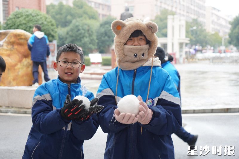 长沙市泉塘中学学生手捧冰球，准备“大干一场”。