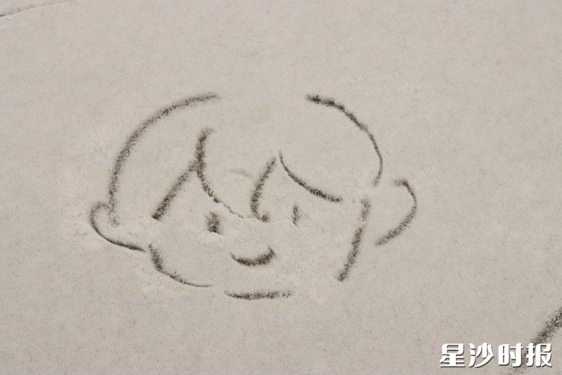 麓山国际昌济中学的雪地里，简笔画软乎乎的，卷发小头像有点笨拙的可爱。