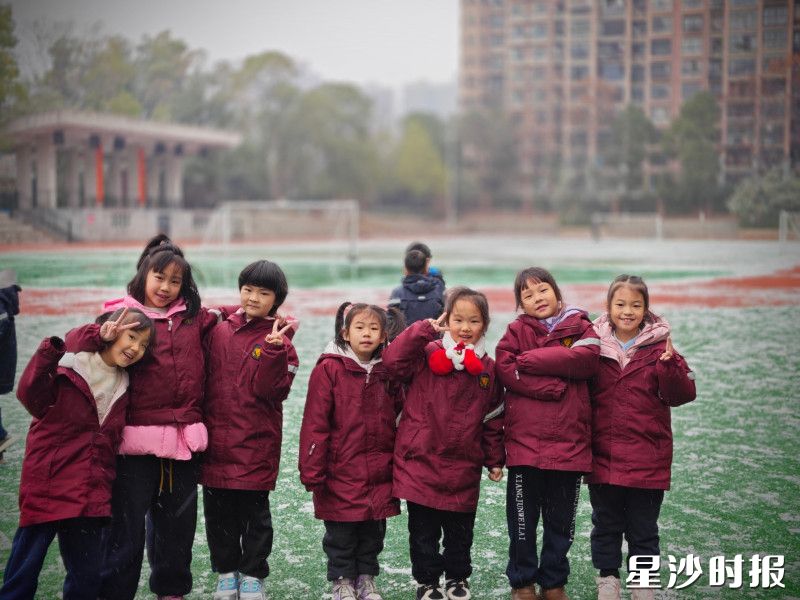 在湘珺未来学校，细雪轻轻落在操场，给绿意添上了一层温柔的白。孩子们裹凑在一起，热闹和欢喜藏不住。