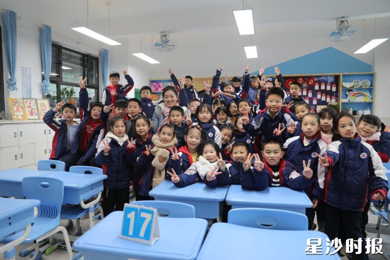 图为张丽跟班上学生合影。文雅丽 摄