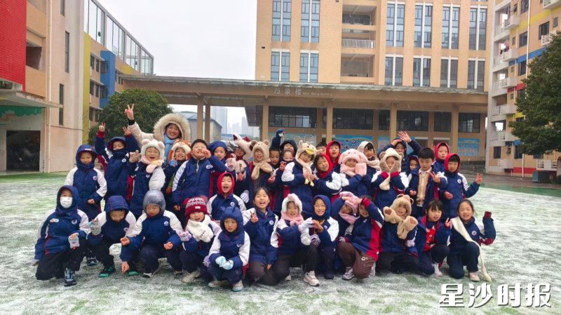 图为张丽带学生玩雪。学校供图