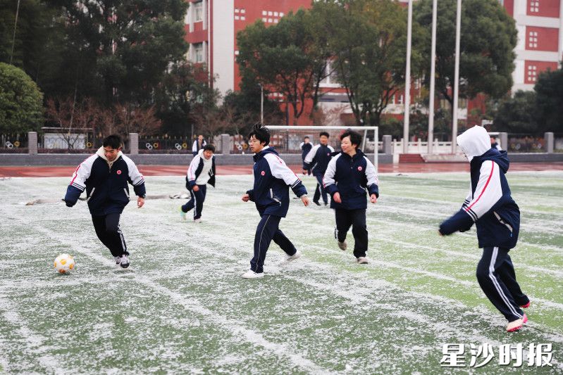 在长沙县第一中学，学生顶着风雪驰骋奔跑，尽展别样青春风采。学校供图
