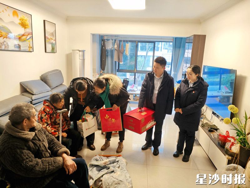 星沙农商银行工作人员与独居老人拉家常。均为星沙农商银行供图