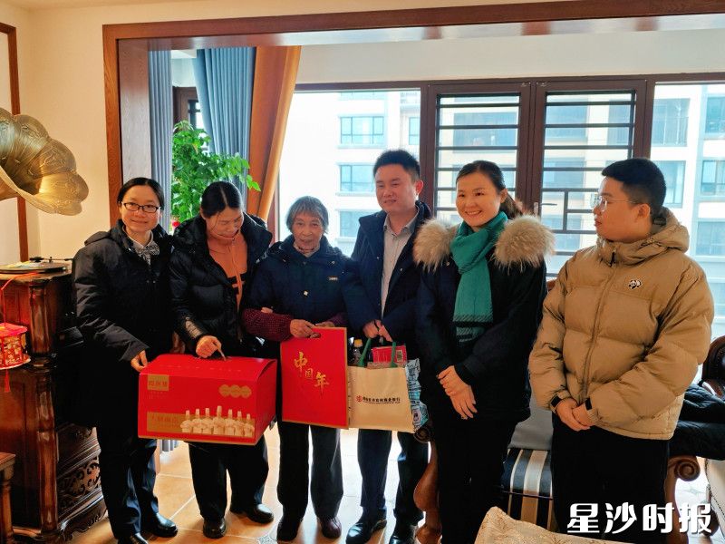 星沙农商银行工作人员看望慰问独居老人。