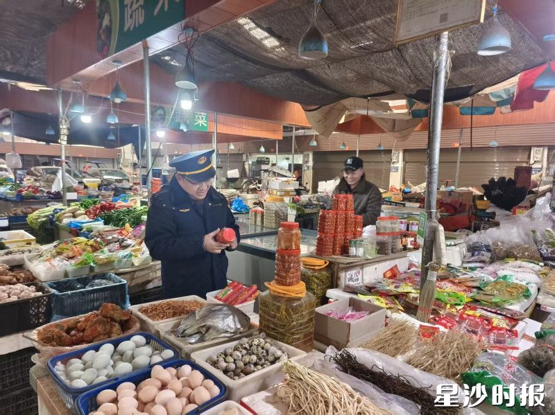 工作人员在农贸市场开展食品检查。均为长沙县市场监管局供图