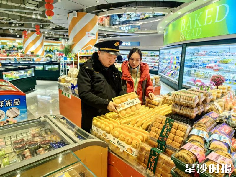 工作人员在超市开展食品检查。