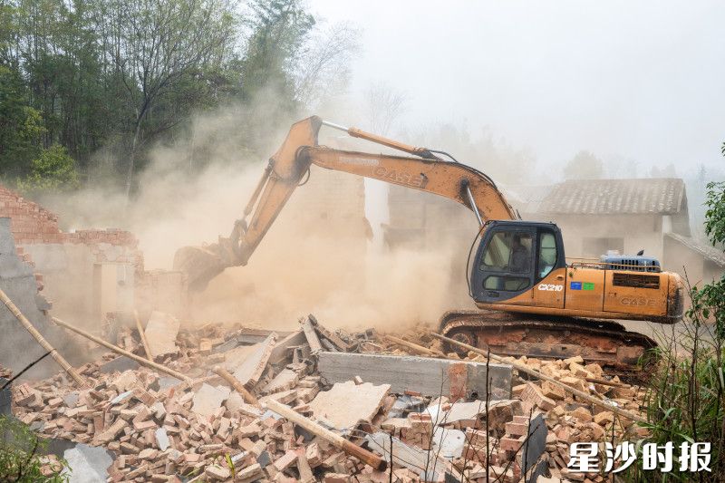 G4京港澳高速东移项目路口段正式启动倒房腾地工作。 刘思源 摄